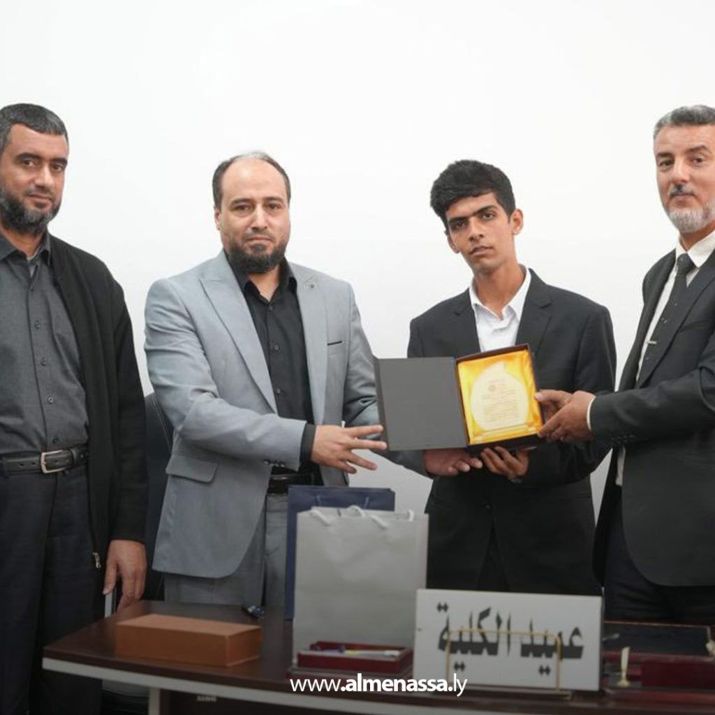 extra1 122 كلية الآداب والعلوم المرج تُكرّم الطالب المتفوق أنس حسين لتحقيقه المركز الأول في مسابقة الترجمة الفورية