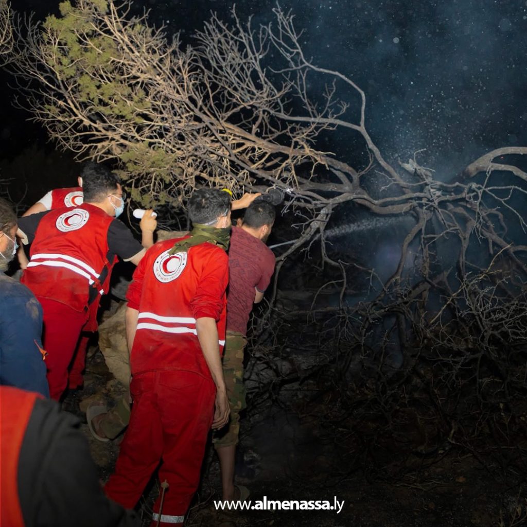 extra111 85 الهلال الأحمر فرع البيضاء يشارك في إخماد حرائق وادي الكوف