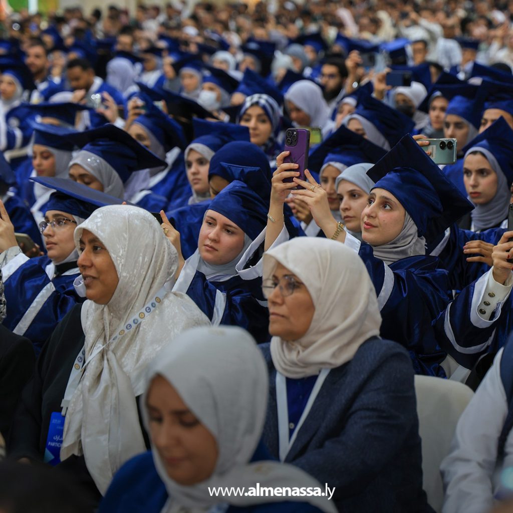 extra1111111111111111111 4 القائد العام يكرم أوائل جامعة بنغازي ويعلن إيفادهم للدراسة في الخارج