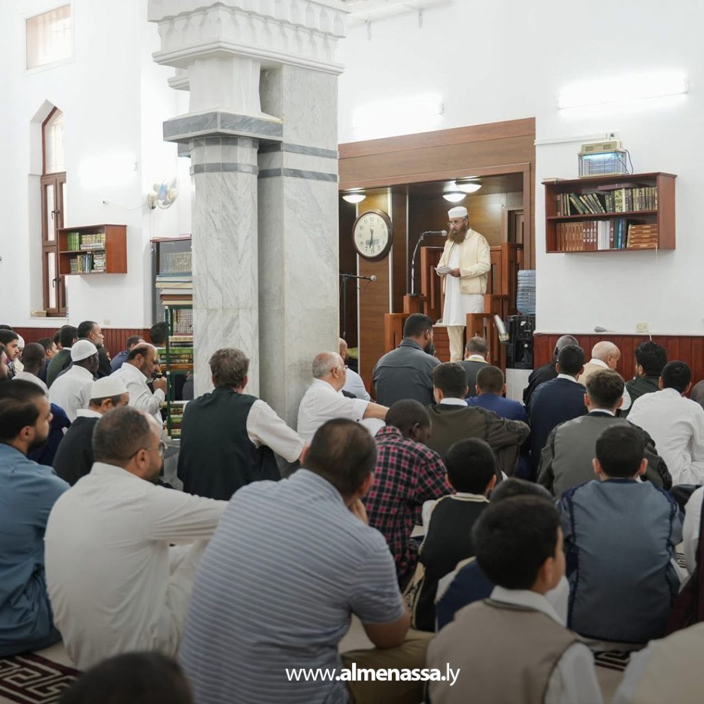 المنفي يؤدي صلاة عيد الأضحى في مسجد عبد الله القلالي بطرابلس 2 0000000 المنفي يؤدي صلاة عيد الأضحى في مسجد عبد الله القلالي بطرابلس