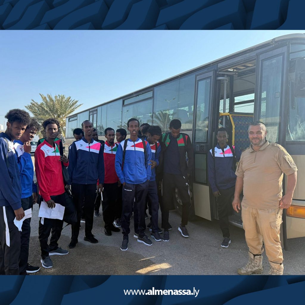 04 29 ترحيل مهاجرين صوماليين غير شرعيين من ليبيا عبر مطار معيتيقة