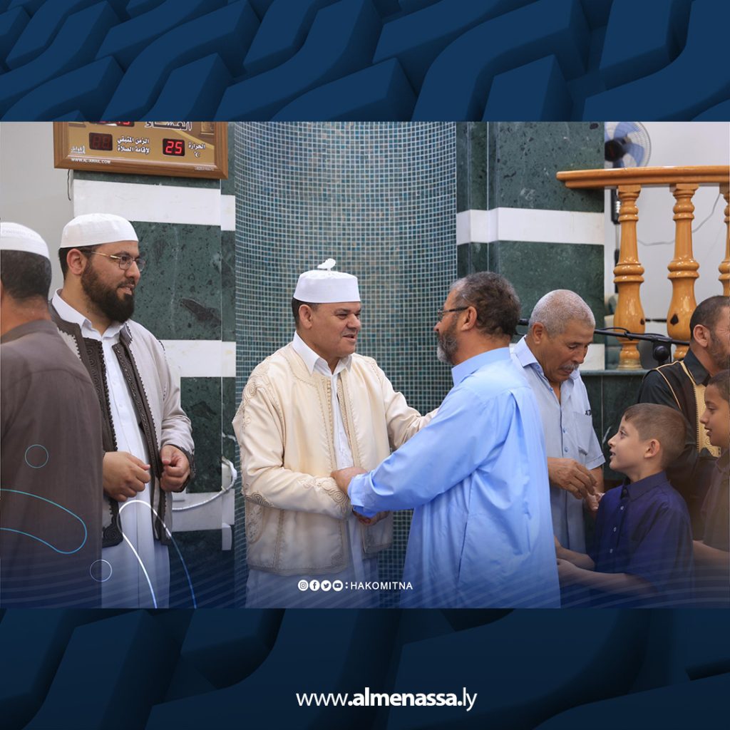 04 4  الدبيبة يحضر صلاة عيد الأضحى في منطقة رأس التوتة بمصراتة