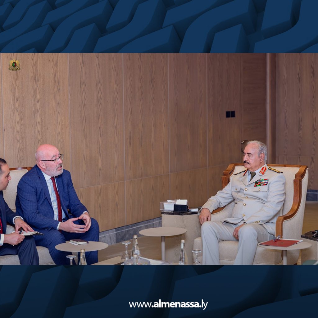 القائد العام يبحث مع سفير المملكة المتحدة آخر المستجدات السياسية على الساحة المحلية والإقليمية 1 Extra 100.jpg2 100