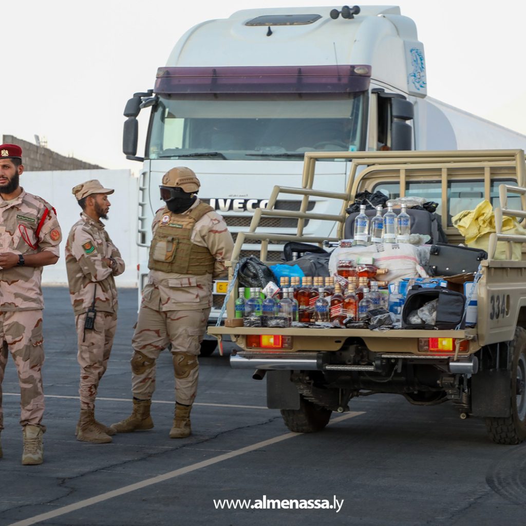 Extra1111111111 25 الكتيبة 101 مشاة تضبط كميات كبيرة من الوقود والمخدرات معدّة للتهريب جنوب البلاد