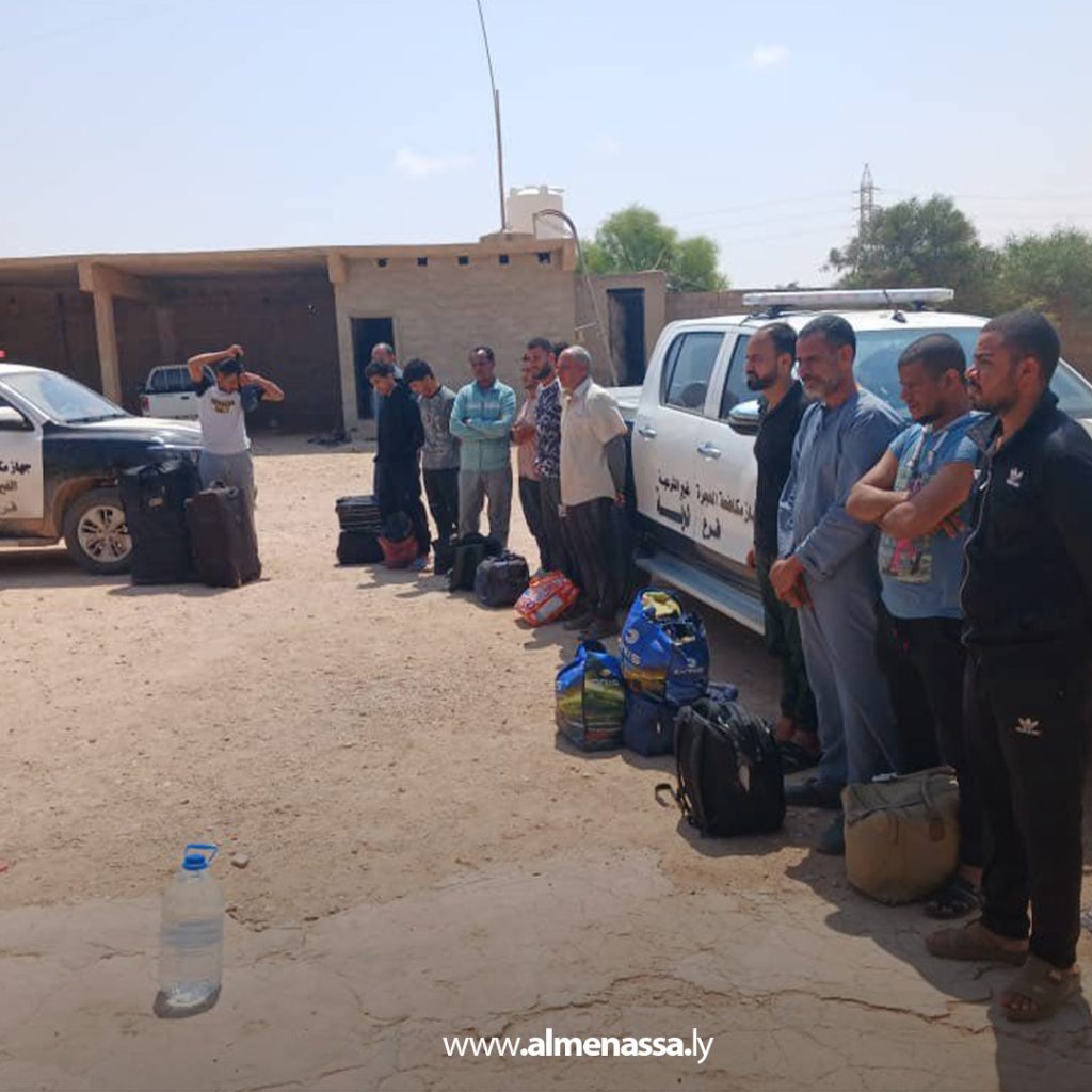 extra 172 جهاز مكافحة الهجرة غير الشرعية فرع درنة يرحّل 14 مهاجرًا مصريًا عبر منفذ إمساعد