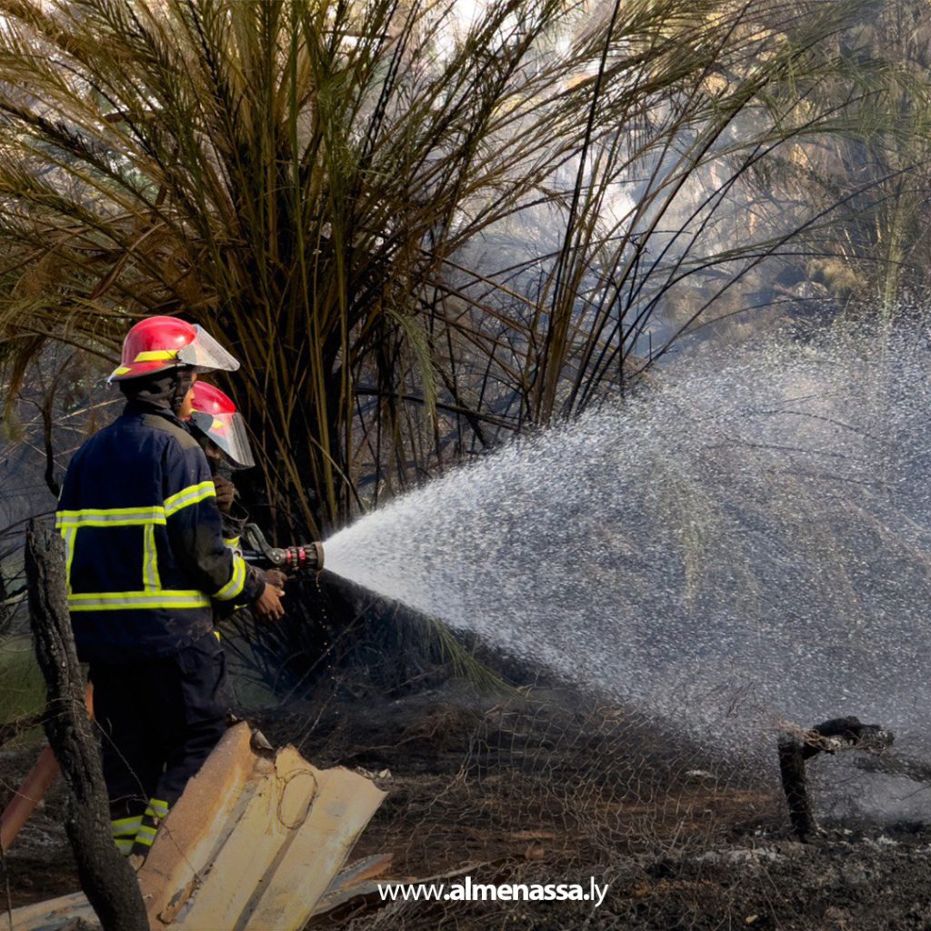 extra 239 فرق إطفاء شركة زلاف تخمد حريقًا في مزارع العوينات