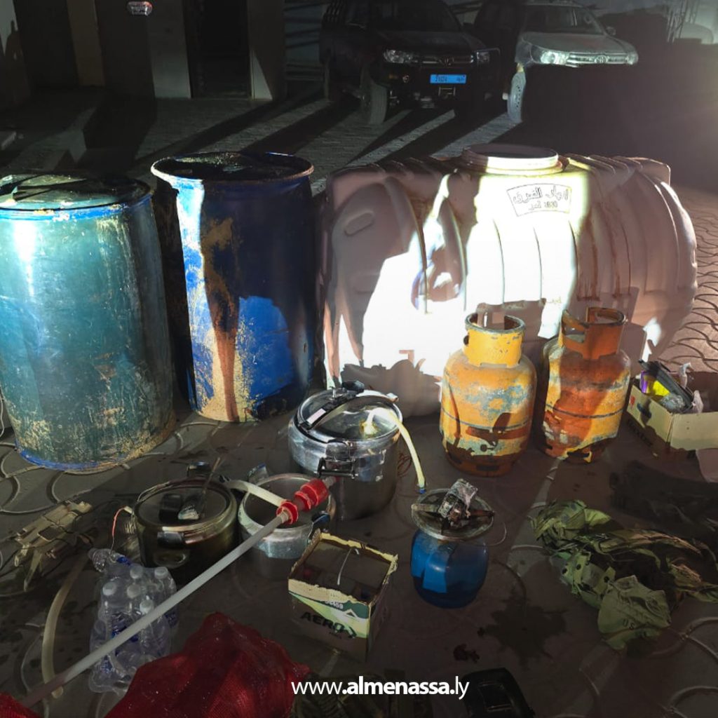 extra 44 مداهمة مصنع خمور وضبط مواد مخدرة ومتفجرات في البطنان