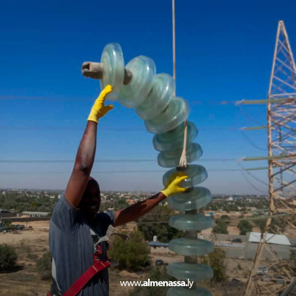 extra 47 الشركة العامة للكهرباء تُنجز أعمال استبدال العوازل الزجاجية بأخرى مطاطية على دائرة الزاوية الغرب