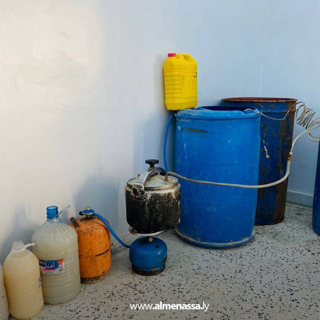 extra1 120 أمن أجدابيا يضبط مصنعًا للخمور ويصادر كمية من الحشيش