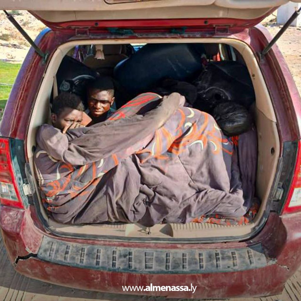 extra1 138 استيقاف أمني في بوابة الـ 40 يضبط 9 مهاجرين غير شرعيين داخل مركبة قادمة من سبها