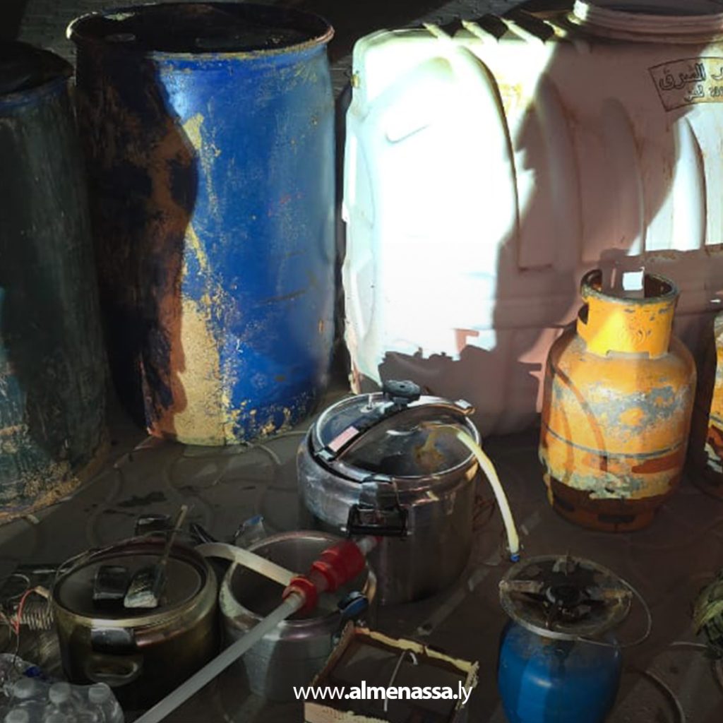 extra1 39 مداهمة مصنع خمور وضبط مواد مخدرة ومتفجرات في البطنان