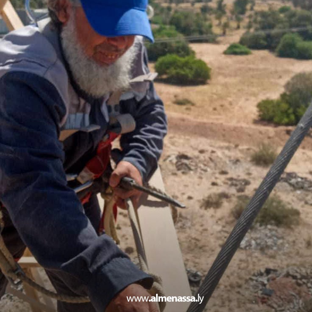 extra1 42 الشركة العامة للكهرباء تُنجز أعمال استبدال العوازل الزجاجية بأخرى مطاطية على دائرة الزاوية الغرب