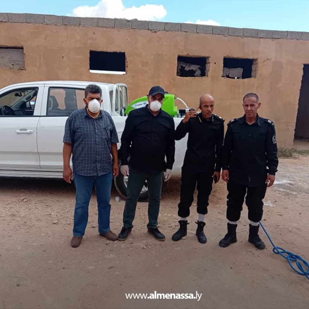 extra1 60 بلدية الأصابعة تطلق حملة موسعة لمكافحة حشرات الجراد في محلة الضوه