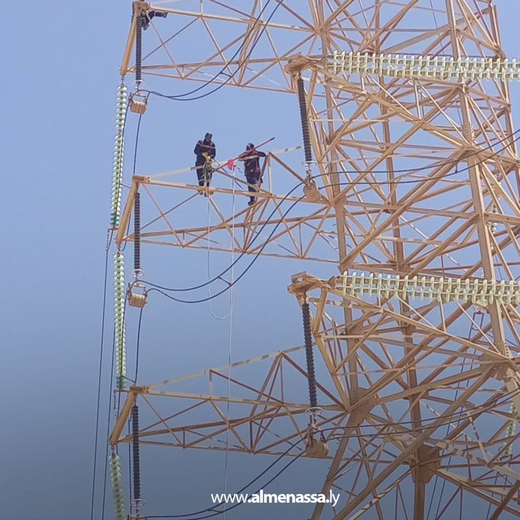 extra11 27 الشركة العامة للكهرباء تُنجز أعمال استبدال العوازل الزجاجية بأخرى مطاطية على دائرة الزاوية الغرب