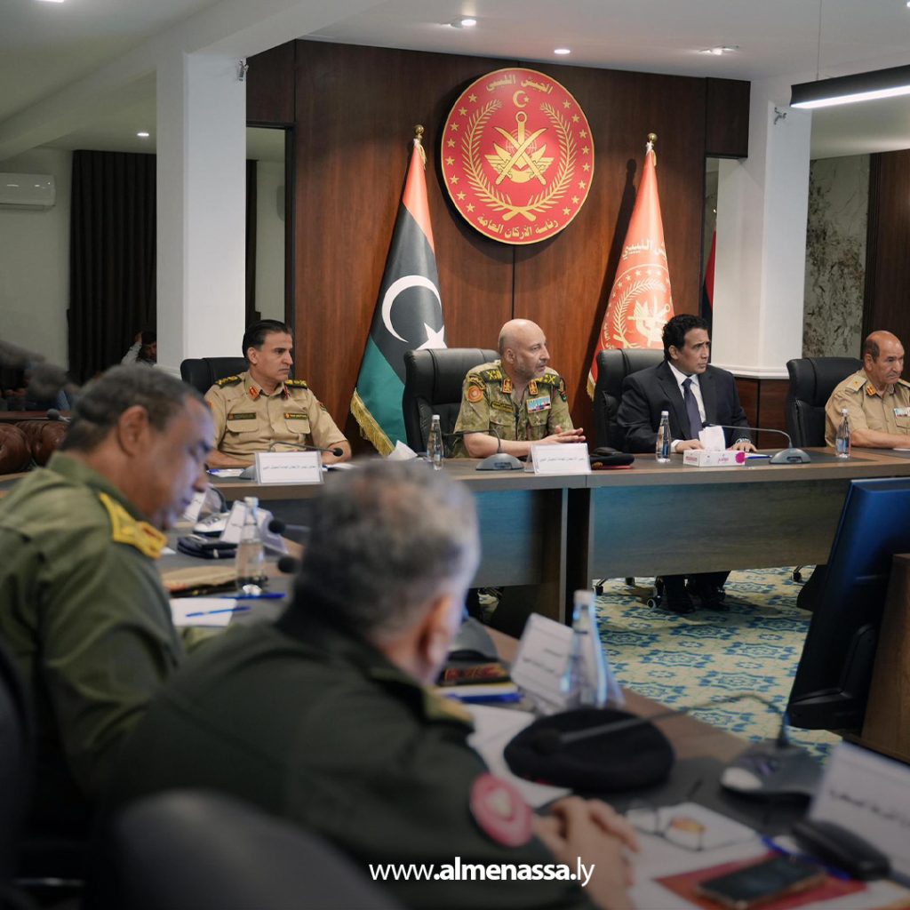 extra11 56 المنفي يعقد اجتماعًا عسكريًا موسعًا لمتابعة الأوضاع الأمنية في طرابلس