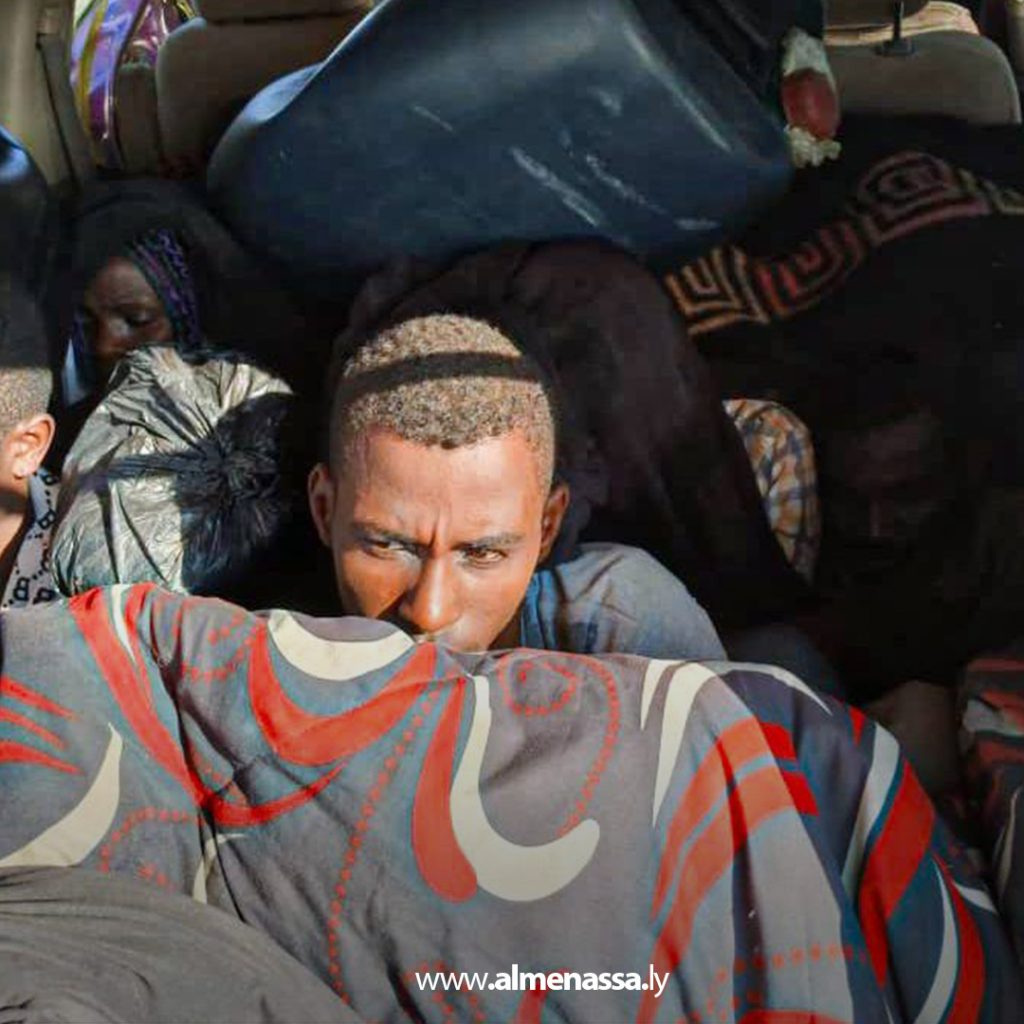 extra11 94 استيقاف أمني في بوابة الـ 40 يضبط 9 مهاجرين غير شرعيين داخل مركبة قادمة من سبها