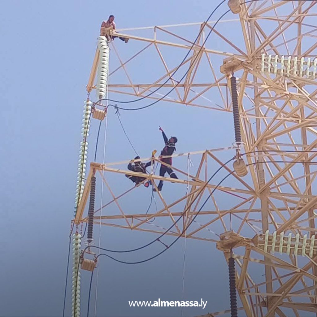 extra111 17 الشركة العامة للكهرباء تُنجز أعمال استبدال العوازل الزجاجية بأخرى مطاطية على دائرة الزاوية الغرب