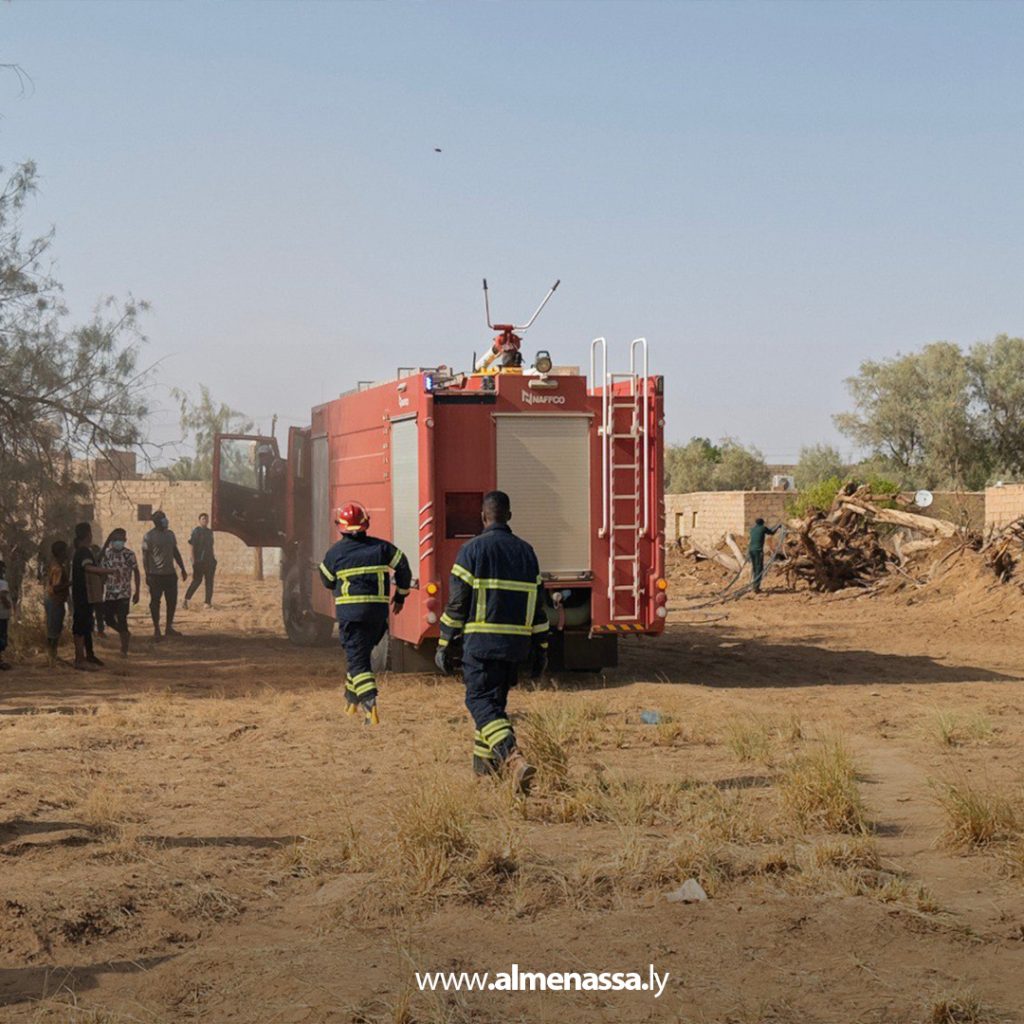 extra1111 66 فرق إطفاء شركة زلاف تخمد حريقًا في مزارع العوينات