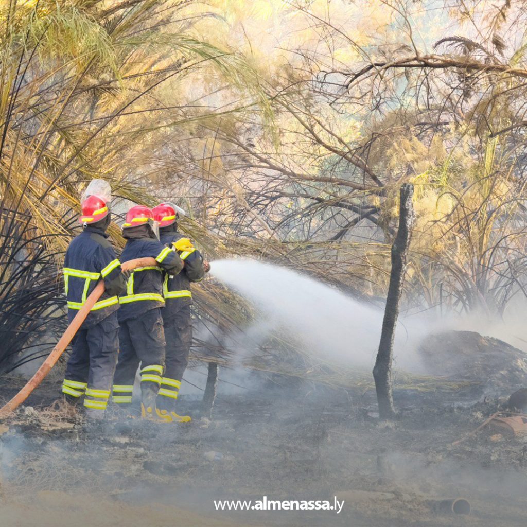 extra1111111111 16 فرق إطفاء شركة زلاف تخمد حريقًا في مزارع العوينات