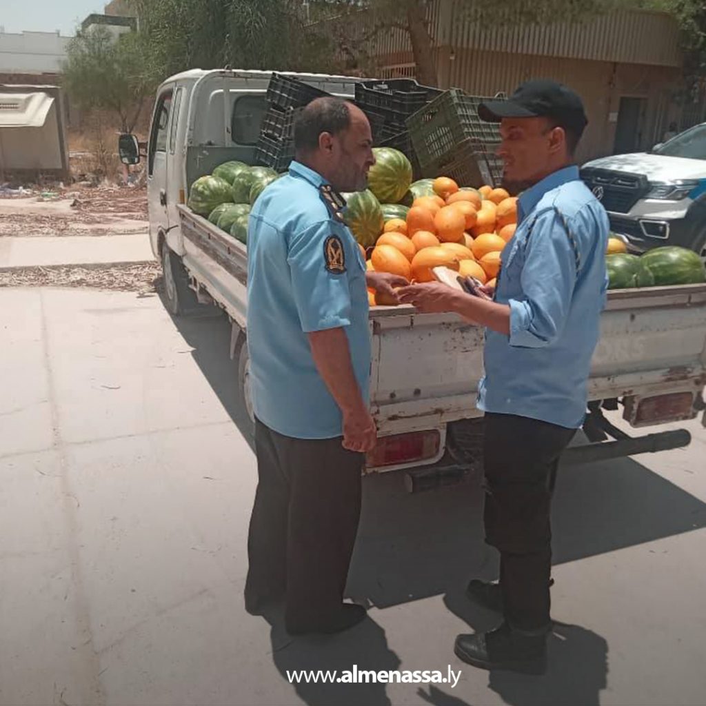 extraءءءءءءءءء ضبط كميات كبيرة من البطيخ والدلاع غير صالح للاستهلاك البشري في أجدابيا