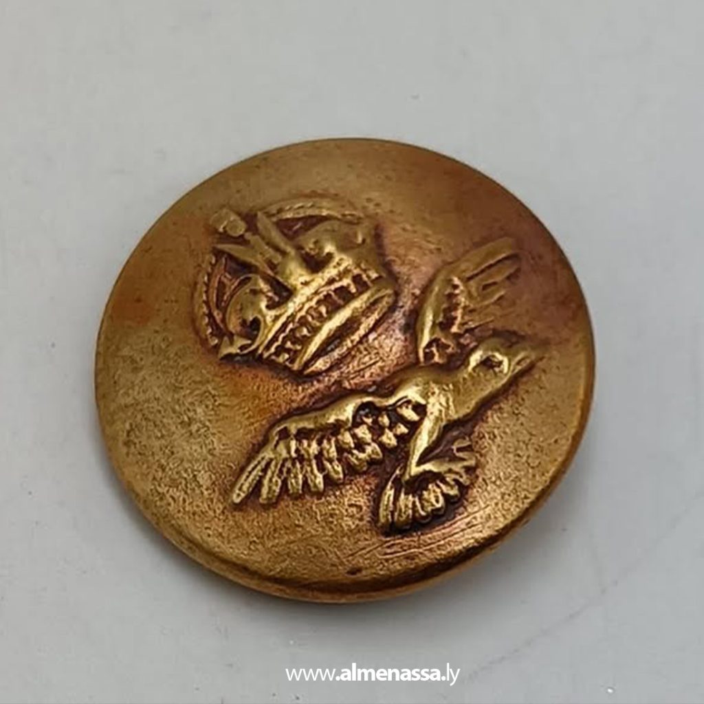 01 36 قسم آثار بنغازي يتسلم ملتقطات سطحية بينها زر عسكري من حقبة الحرب العالمية الثانية