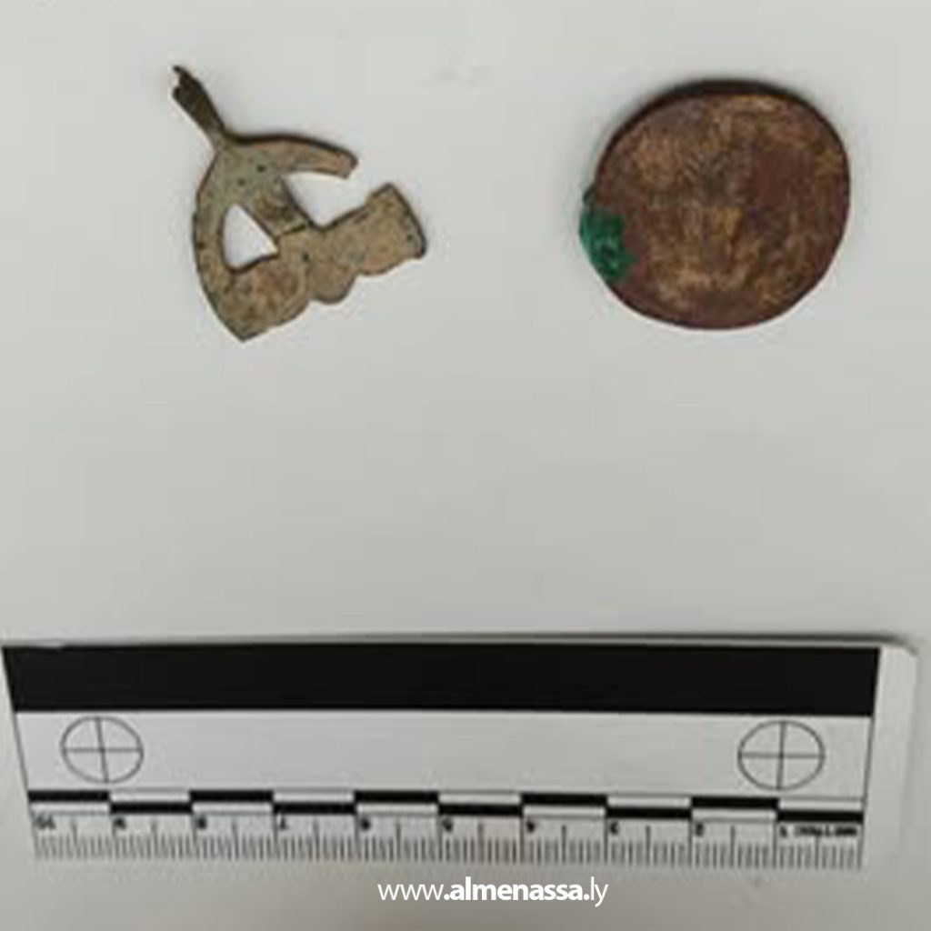 02 22 قسم آثار بنغازي يتسلم ملتقطات سطحية بينها زر عسكري من حقبة الحرب العالمية الثانية