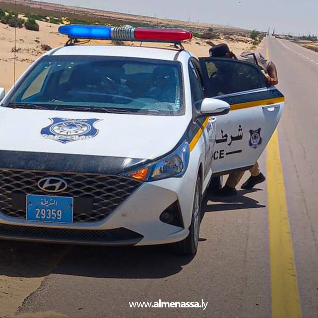 Extra 111 وحدة مرور البريقة تُشرف على إزالة الرمال الزاحفة بالتعاون مع شركة سرت