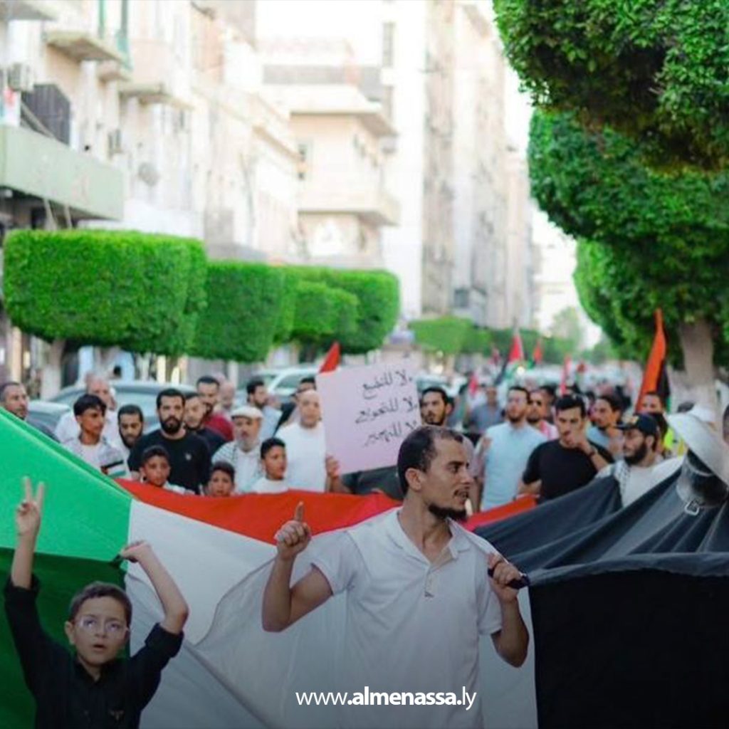 Extra 300 استجابة للحراك العالمي.. مواطنون من طرابلس يخرجون في وقفة احتجاجية رفضا لتجويع غزة