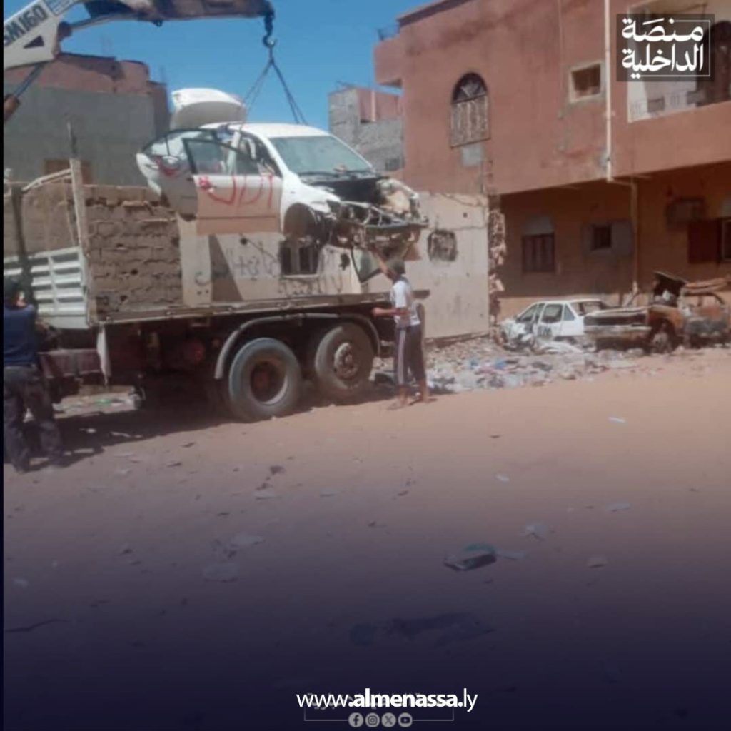 Extra 326 لجنة إعادة تنظيم الجنوب تشرع في إزالة الخردة والهياكل المعدنية من أحياء سبها