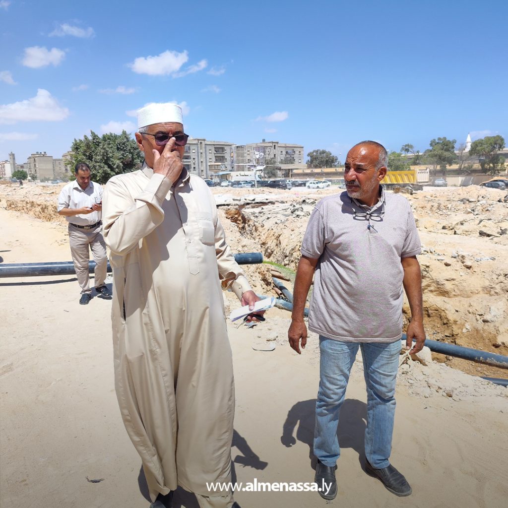 Extra 386 عميد بلدية طبرق يتفقد مشروع الصرف الصحي خلف مجمع دربن