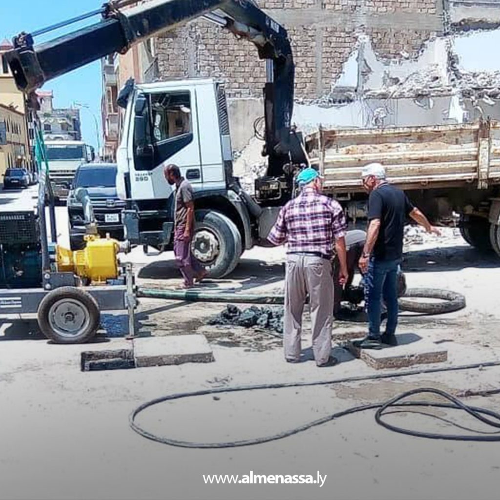 Extra 43 فريق صيانة شبكات الصرف الصحي بمكتب وسط بنغازي ينفذ حملة تنظيف في منطقة الصابري