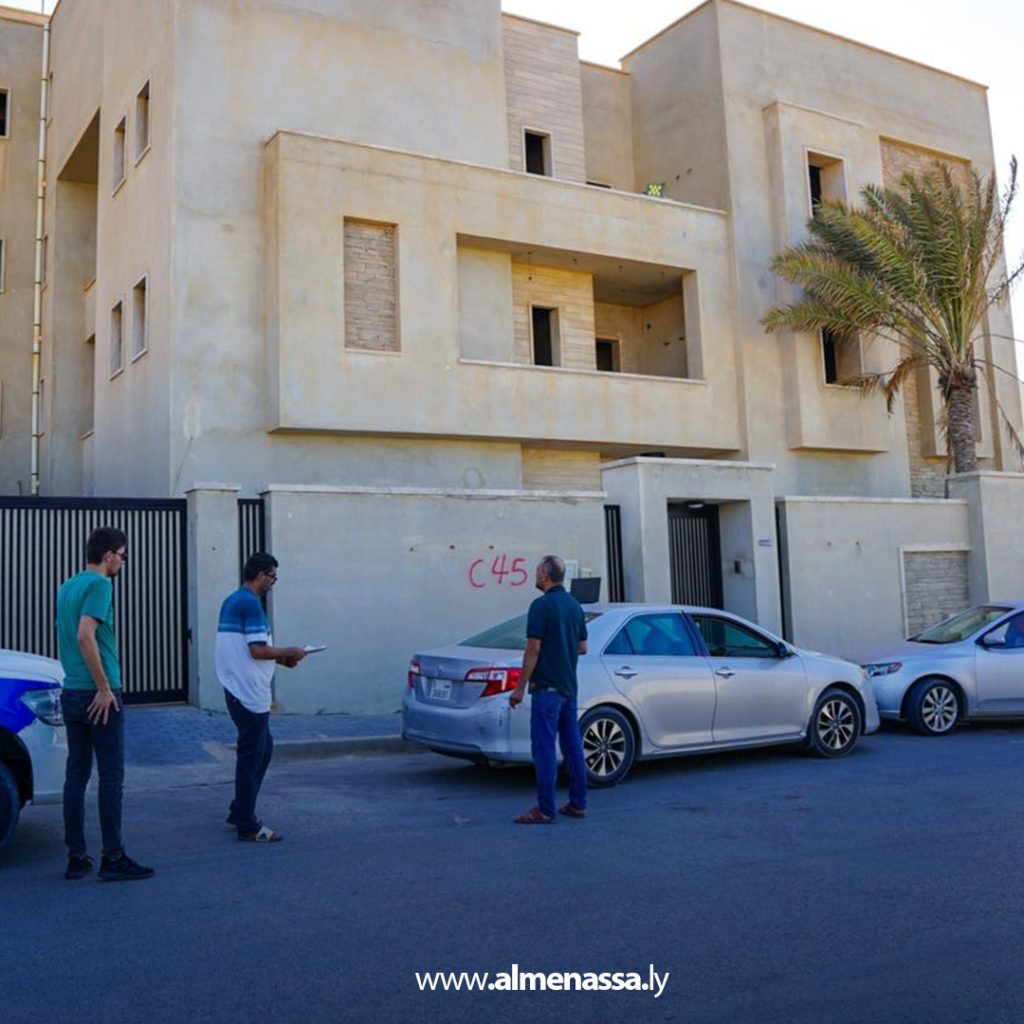 Extra 63 لجنة فتح المسارات تبدأ إزالة العوائق على الطريق البحري بحي الأندلس تمهيدًا لأعمال التطوير