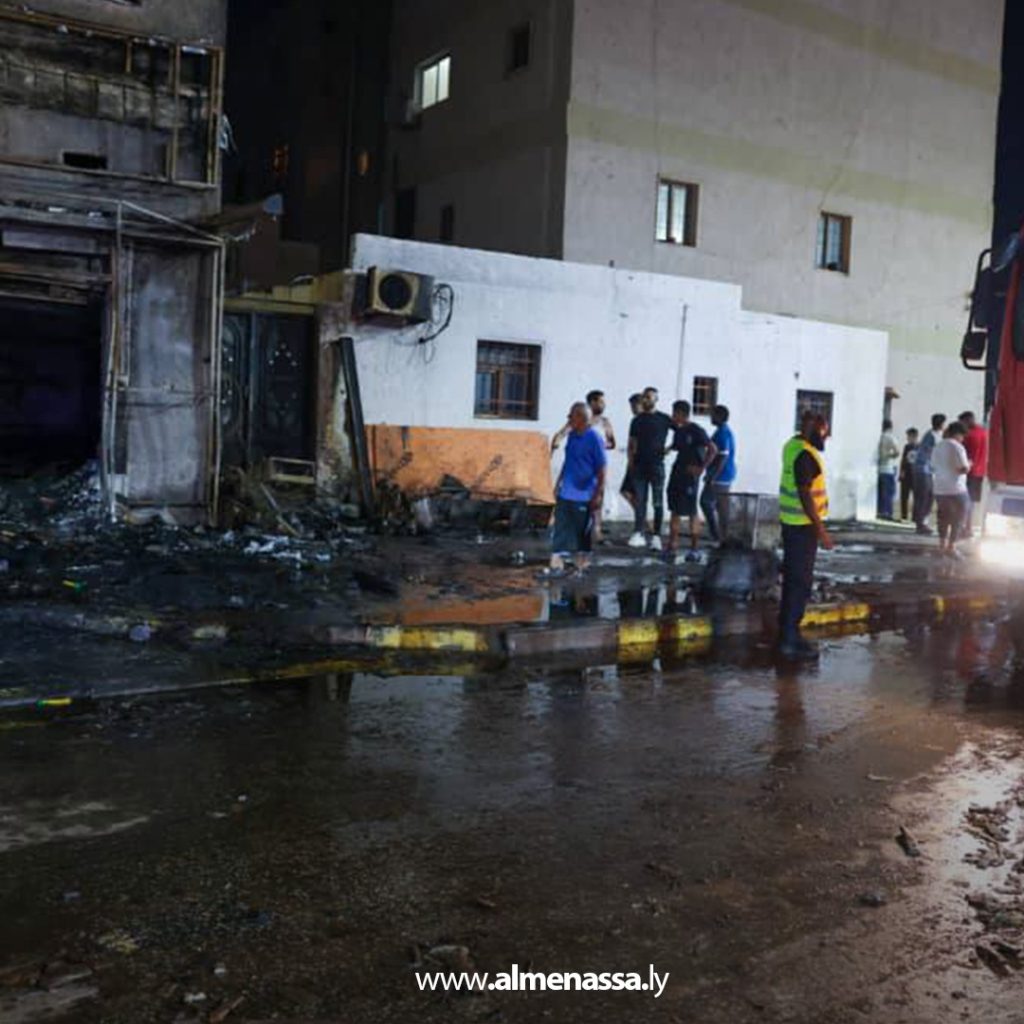 Extra1 200 اندلاع حريق داخل محل لبيع السجائر والألعاب النارية في أبو سليم وإصابة شخصين