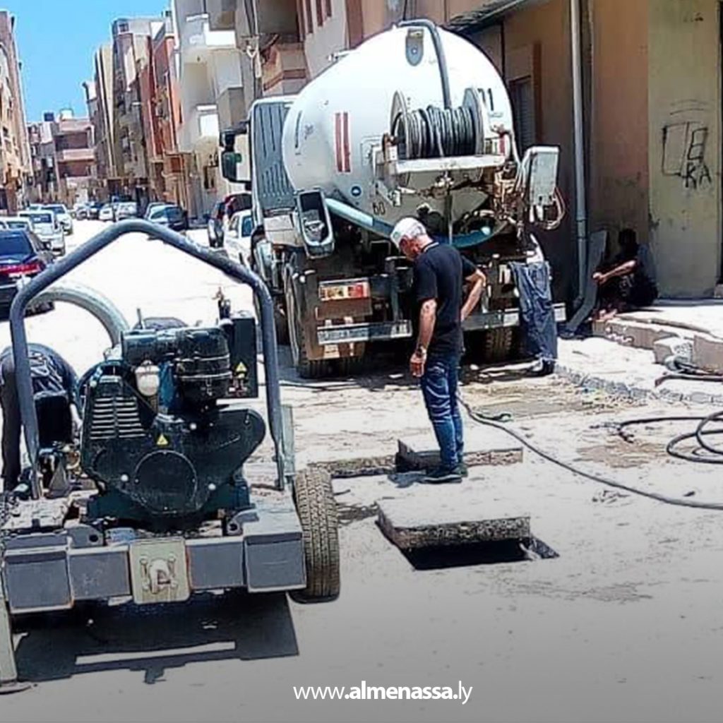 Extra1 22 فريق صيانة شبكات الصرف الصحي بمكتب وسط بنغازي ينفذ حملة تنظيف في منطقة الصابري