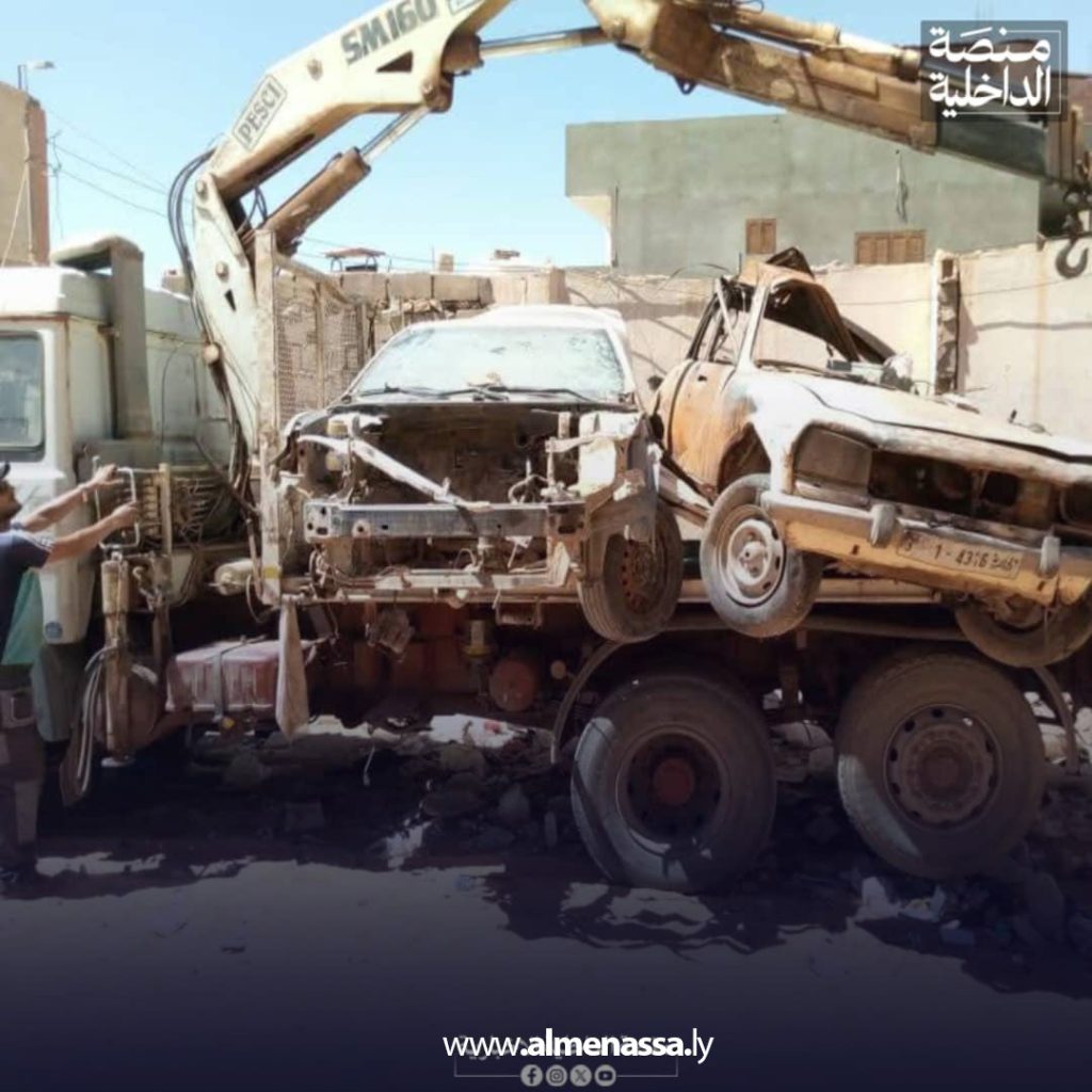 Extra1 222 لجنة إعادة تنظيم الجنوب تشرع في إزالة الخردة والهياكل المعدنية من أحياء سبها