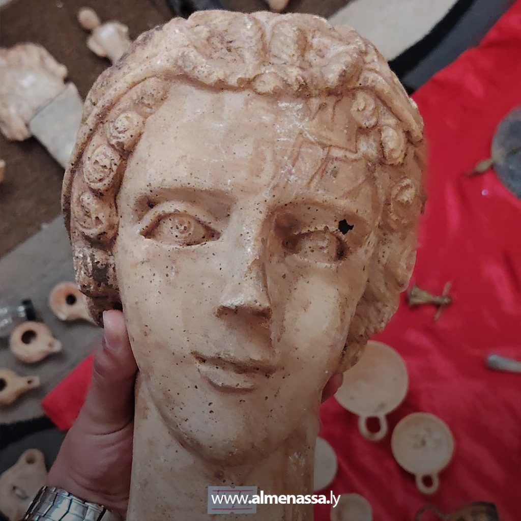 Extra1 223 مواطنان يُسلّمان قطعًا أثرية نادرة لمديرية أمن القبة بإشراف مراقبتي آثار القبة والأبرق