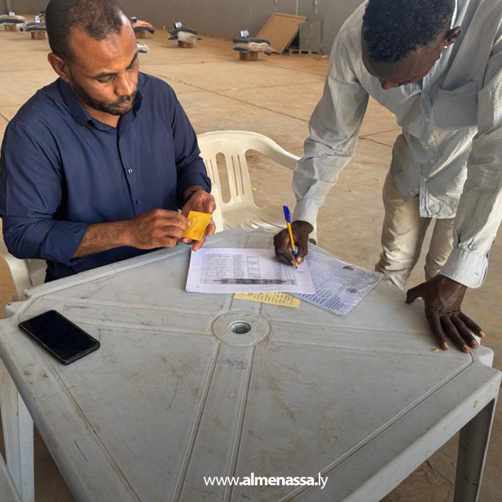 Extra1 3 الهيئة الليبية للإغاثة تواصل توزيع الحصص الإيوائية للاجئين السودانيين في سبها