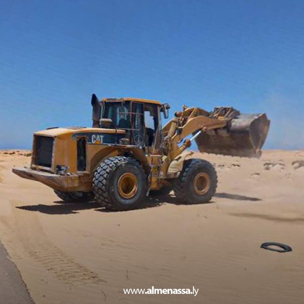 Extra1 66 وحدة مرور البريقة تُشرف على إزالة الرمال الزاحفة بالتعاون مع شركة سرت