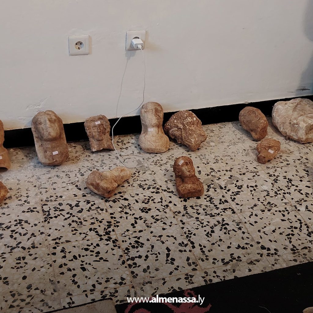 Extra11 187 مواطنان يُسلّمان قطعًا أثرية نادرة لمديرية أمن القبة بإشراف مراقبتي آثار القبة والأبرق