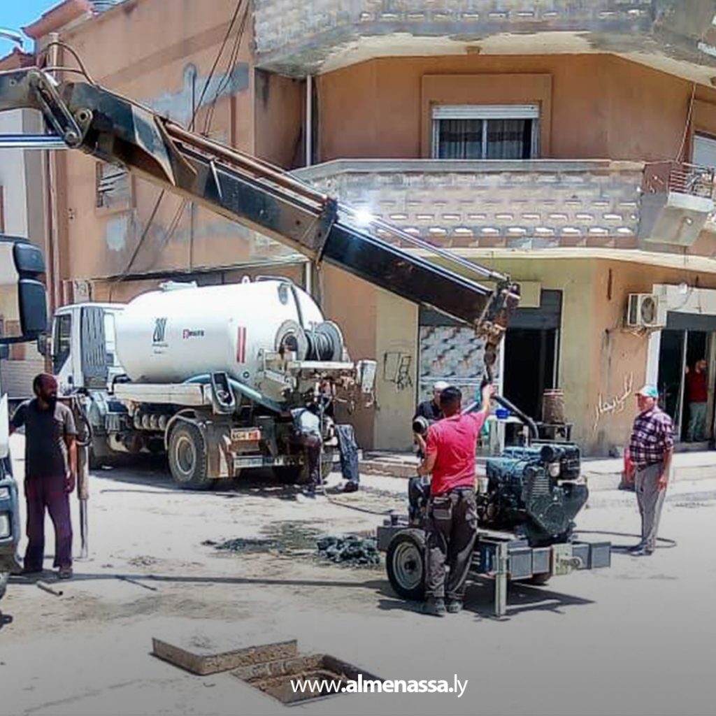 Extra11 19 فريق صيانة شبكات الصرف الصحي بمكتب وسط بنغازي ينفذ حملة تنظيف في منطقة الصابري