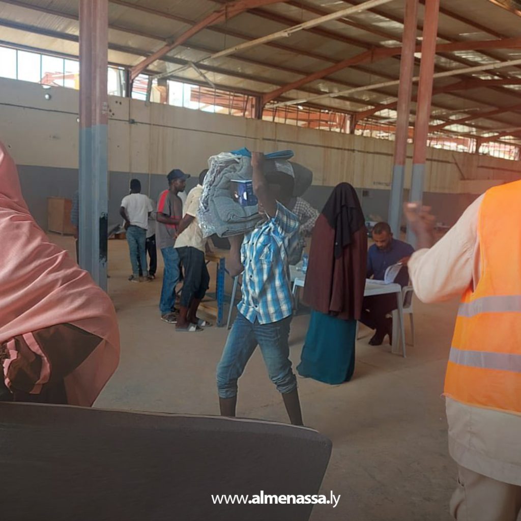 Extra11 4 الهيئة الليبية للإغاثة تواصل توزيع الحصص الإيوائية للاجئين السودانيين في سبها