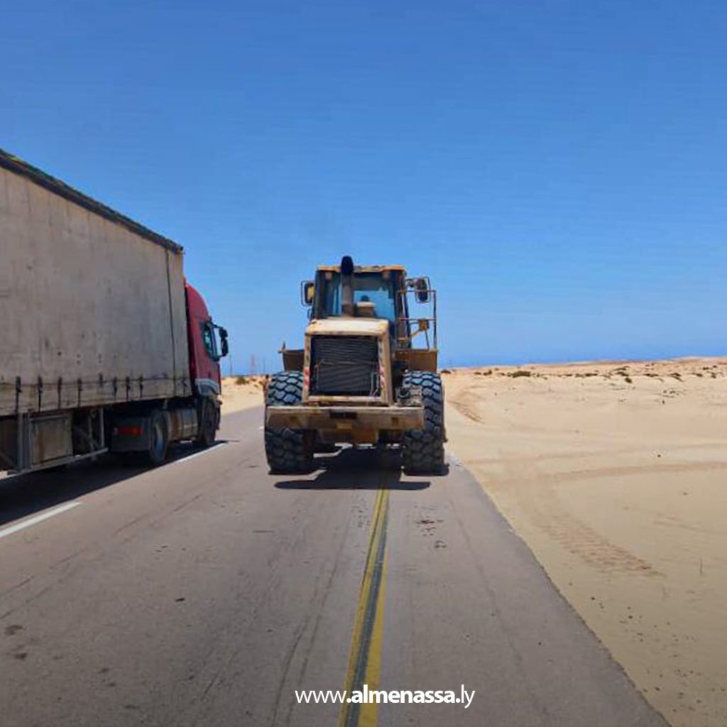 Extra11 63 وحدة مرور البريقة تُشرف على إزالة الرمال الزاحفة بالتعاون مع شركة سرت