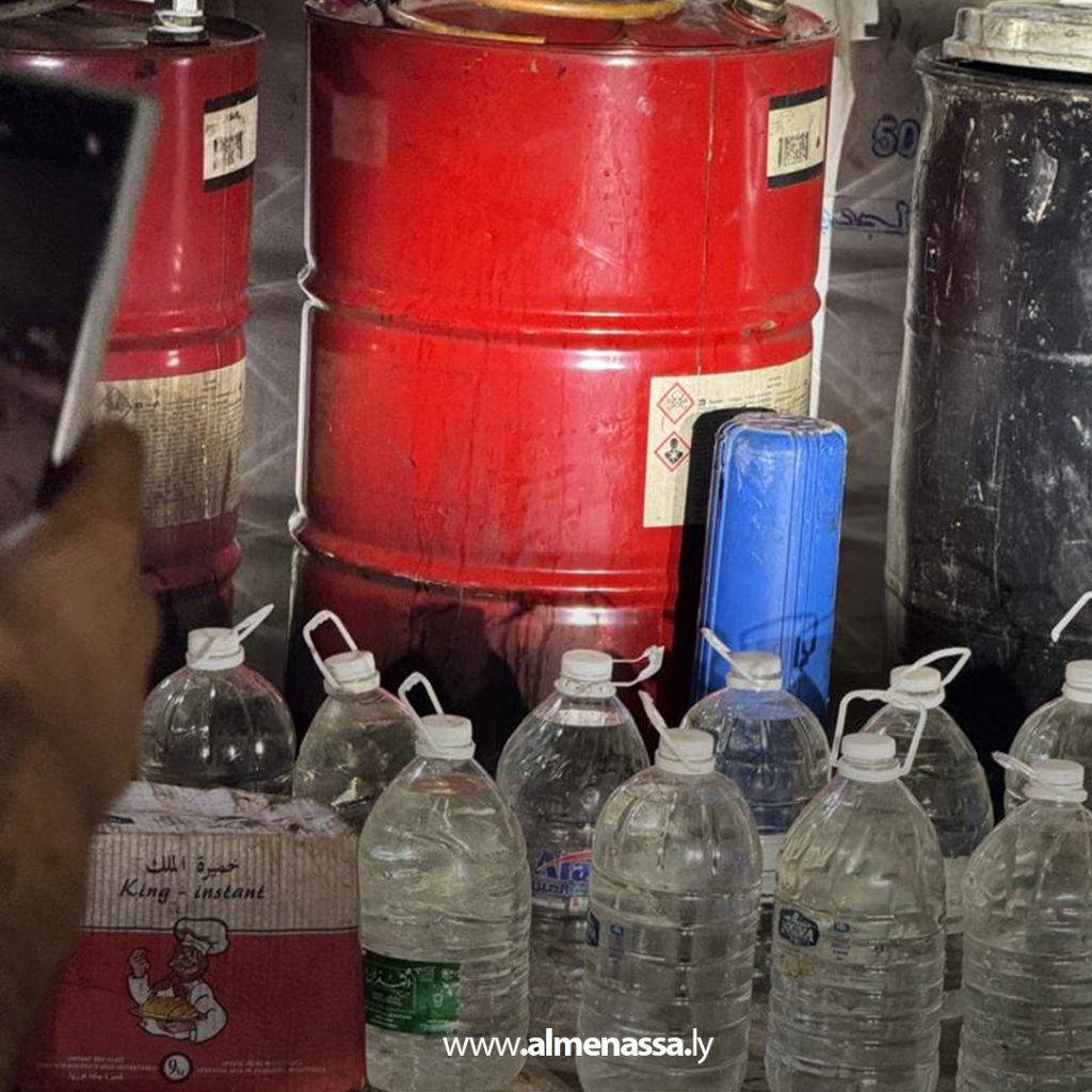 Extra11 93 مكافحة المخدرات بطبرق تضبط مصنع خمور محلية وتُوقِف عاملًا أجنبيًا