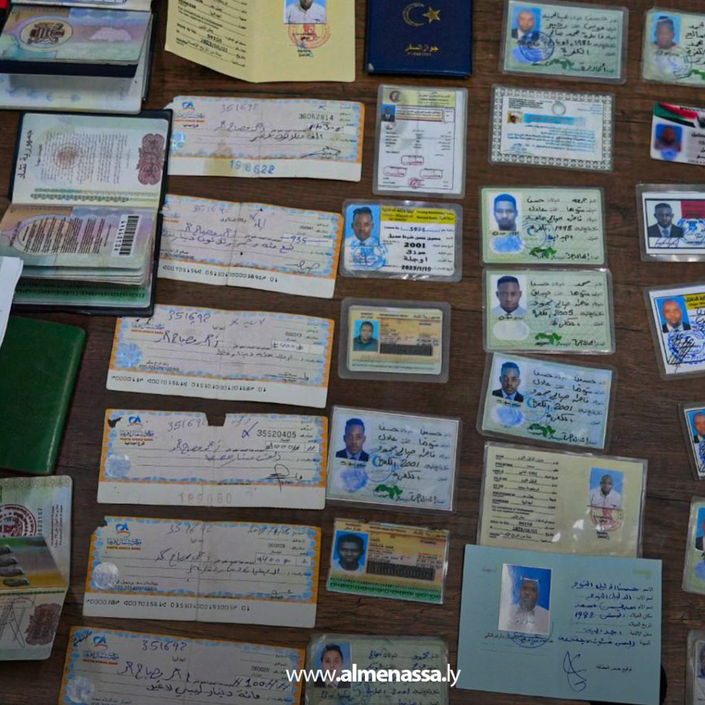 Extra111 108 البحث الجنائي إجدابيا يضبط تشكيلًا عصابيًا يتلاعب بالهوية الليبية ويزوّر مستندات رسمية