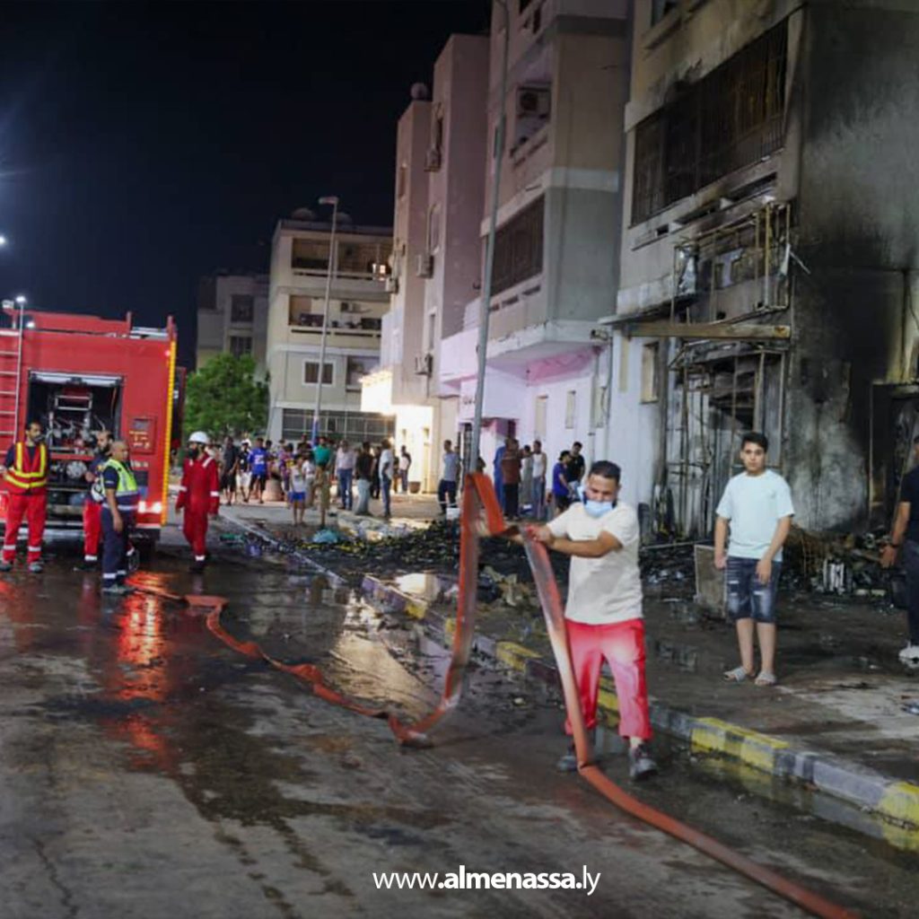 Extra111 118 اندلاع حريق داخل محل لبيع السجائر والألعاب النارية في أبو سليم وإصابة شخصين