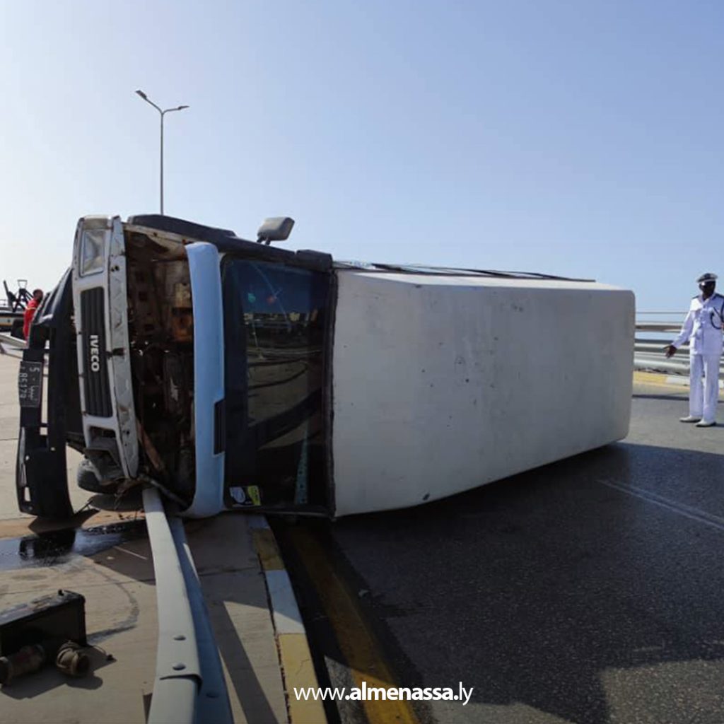 Extra111 136 انقلاب حافلة فوق جسر الودان دون تسجيل إصابات بشرية