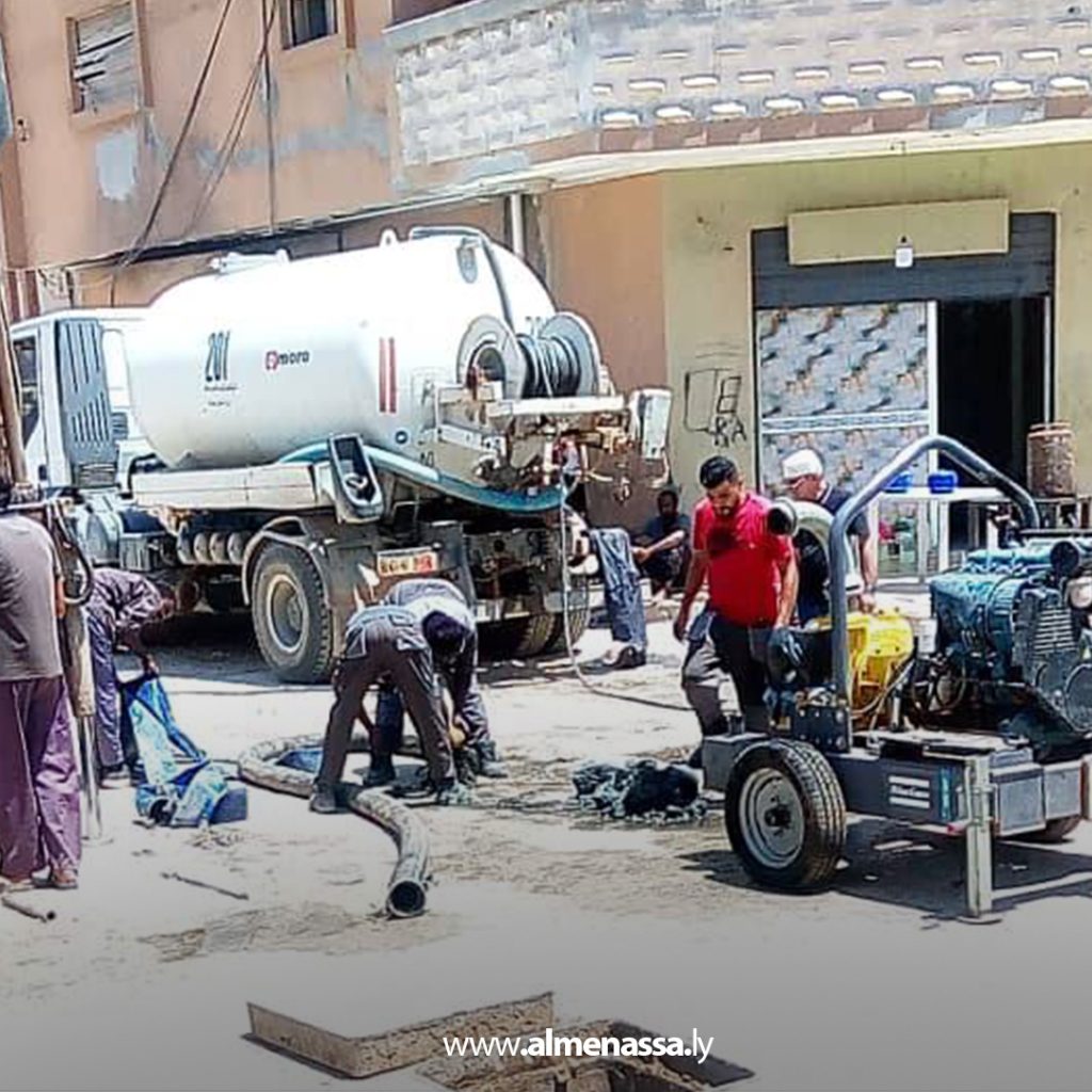 Extra111 14 فريق صيانة شبكات الصرف الصحي بمكتب وسط بنغازي ينفذ حملة تنظيف في منطقة الصابري