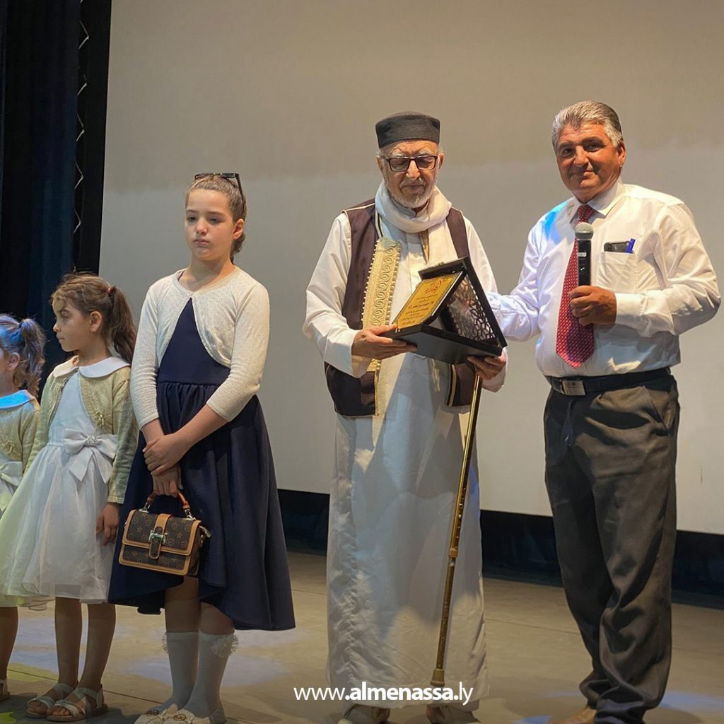 Extra111 145 عرض الفيلم الوثائقي "المراحل" وتكريم الأديب أحمد بن نصر في المسرح الوطني