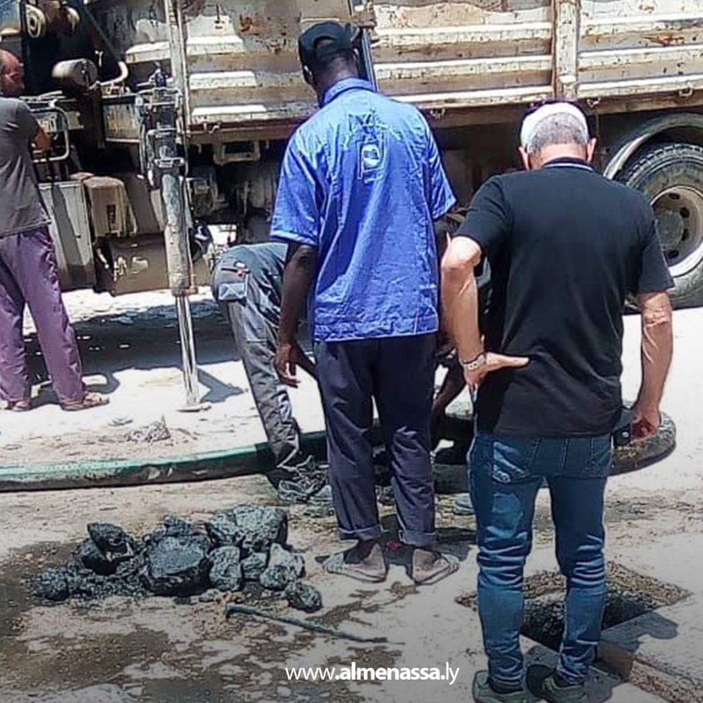 Extra1111 11 فريق صيانة شبكات الصرف الصحي بمكتب وسط بنغازي ينفذ حملة تنظيف في منطقة الصابري