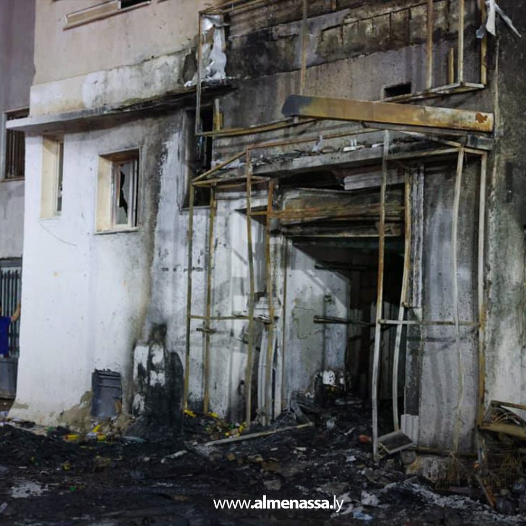 Extra1111 88 اندلاع حريق داخل محل لبيع السجائر والألعاب النارية في أبو سليم وإصابة شخصين